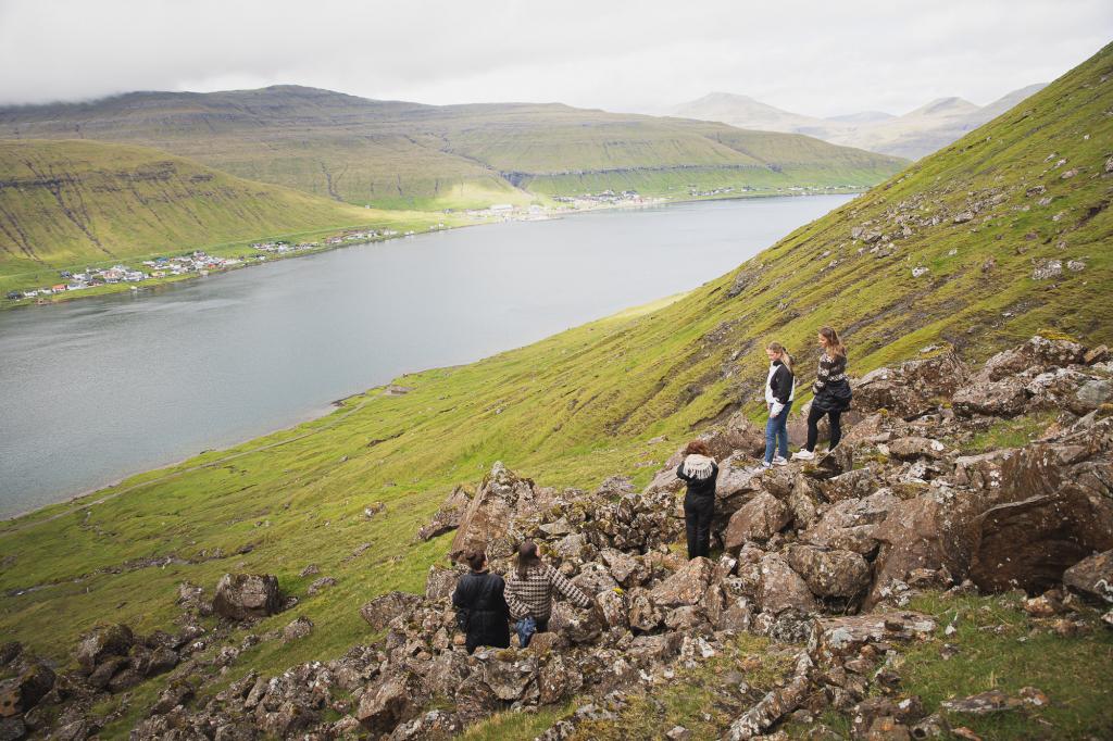 Hiking-Villagepath-Faroe-Islands-Signabøur-Kaldbak