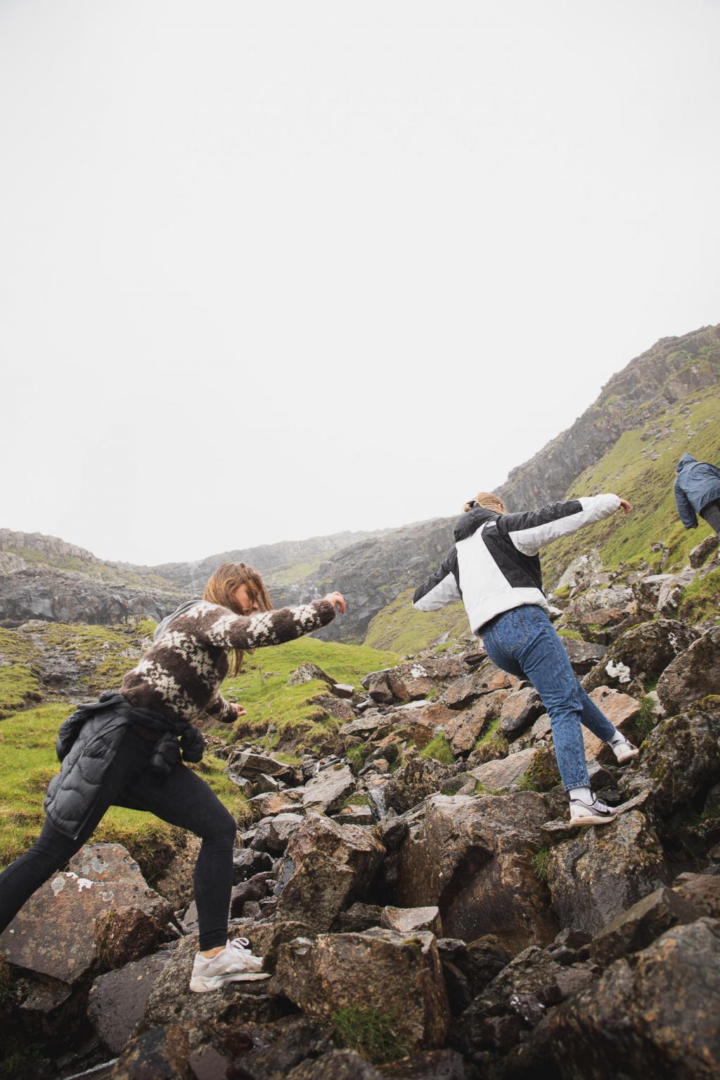 Hiking-Villagepath-Faroe-Islands-Signabøur-Kaldbak