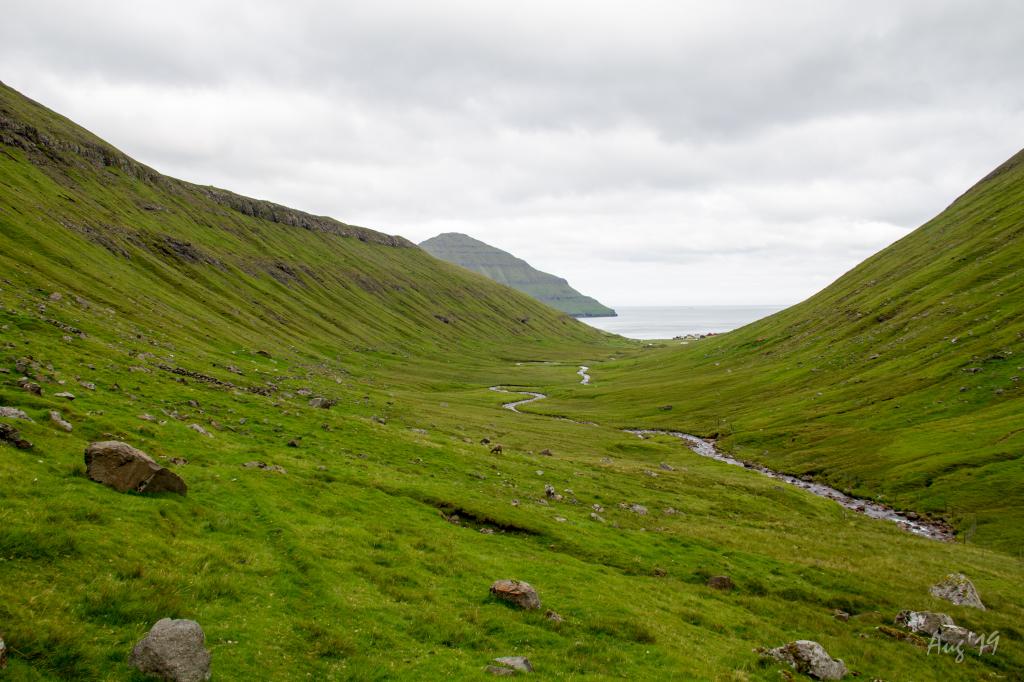 Villagepath-hiking-between-Elduvík-Funningsfjørður-Sniðsgil-Elduvík-mountains