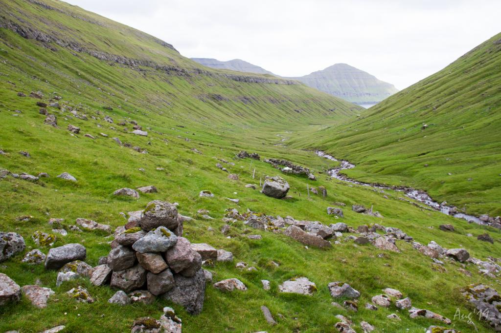 Villagepath-hiking-between-Elduvík-Funningsfjørður-Sniðsgil-Elduvík-mountains