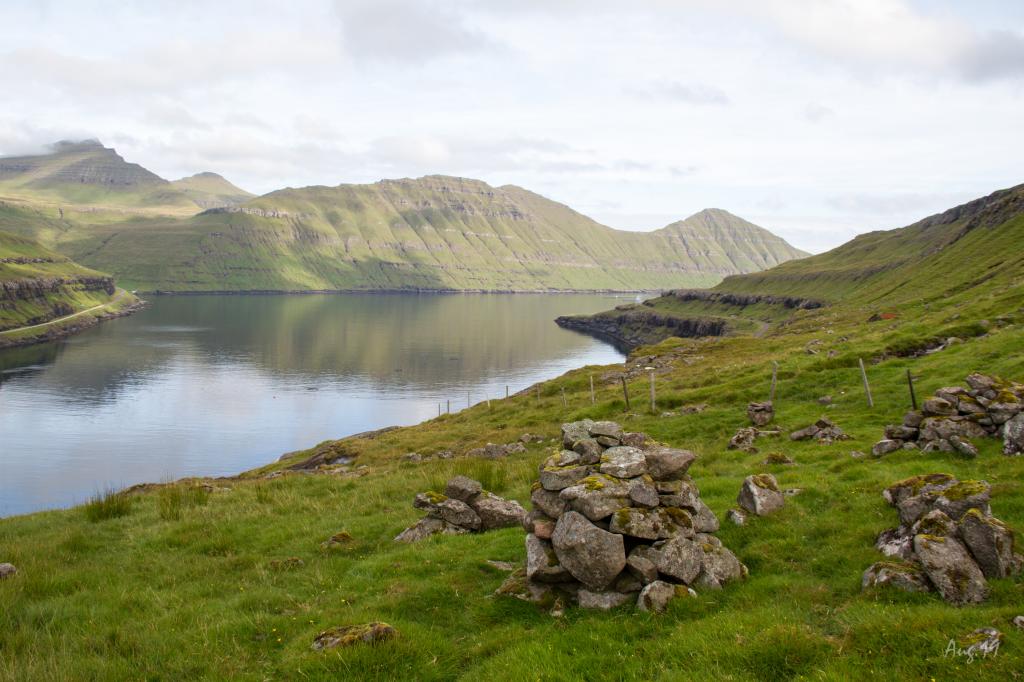 Villagepath-hiking-between-Elduvík-Funningsfjørður-Sniðsgil-Elduvík-hiking-mountains-roundtrip