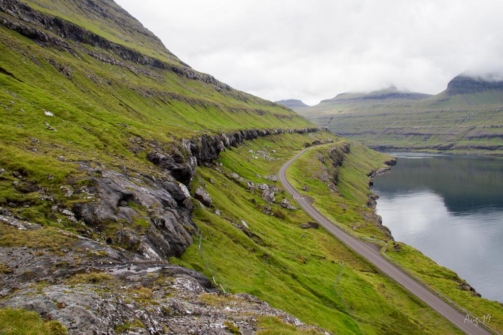 Villagepath-hiking-between-Elduvík-Funningsfjørður-Sniðsgil-Elduvík-hiking-mountains-roundtrip